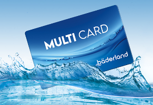 Bäderland Multi Card, teilweise im Wasser, symbolisiert Zugang zu Freizeit- und Wellnessangeboten.