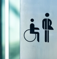 Symbol für barrierefreies und reguläres WC, geeignet für alle Nutzergruppen.